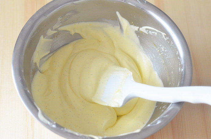 法式香草芭菲,打发好的淡奶油粉两次加入到蛋黄糊中，第一次少量搅拌至无颗粒