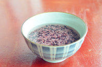 泰式椰浆芒果糯米饭,首先把糯米洗净泡一夜，糯米饭可以用一半白糯米一半紫糯米来煮，或者全部用白糯米或者紫糯米都可以。