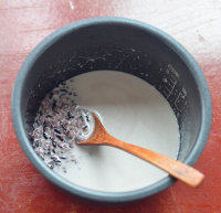 泰式椰浆芒果糯米饭,把170ml椰浆放入锅中加糖和盐加热至糖融化，倒入泡好的糯米中用椰浆来煮糯米饭，用电饭煲煮即可。