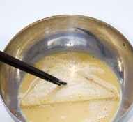 法式甜吐司,切好的吐司放入蛋奶液中浸泡一下后夹出