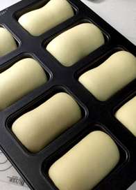 蜂蜜汉堡坯&萨拉米小汉堡,发酵结束后在面包表面刷一层<a style='color:red;display:inline-block;' href='/shicai/ 219'>牛奶</a>，撒上白芝麻