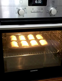 蜂蜜汉堡坯&萨拉米小汉堡,烤箱预热180度，中层上下火烤15分钟左右