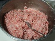 头碗,猪肉馅一大盆，加搅拌上劲，可以烙一小块尝下咸淡。