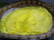 头碗,鸡蛋打散，无油的不沾平底锅摊出纯的薄蛋皮，大约一个鸡蛋摊一张。