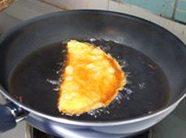 头碗,中大火将蛋条油炸至表皮金黄香脆