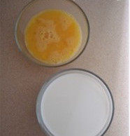 牛奶炖蛋,将鸡蛋打成蛋液，牛奶备好。