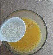 牛奶炖蛋,加2汤匙糖入蛋液中，打匀后静待3分钟，让糖充分溶解。