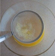 牛奶炖蛋,打匀的蛋液用筛网过滤1次。