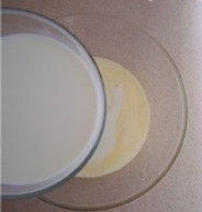 牛奶炖蛋,将牛奶倒入蛋液中，朝一个方向搅拌至均匀，静待3分钟，让两种液体溶合。