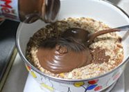 杏仁脆片巧克力球,将榛子酱加入脆片和杏仁中拌匀