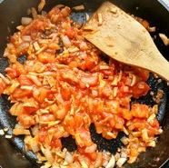 番茄肉酱意大利面（微创新版）,放入西红柿丁炒软出汁，挤入一坨意面酱（或番茄酱）和少许盐，翻炒拌匀。