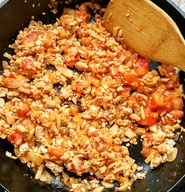 番茄肉酱意大利面（微创新版）,最后加入炒好的豆腐肉末和胡椒粉，炒匀即可。