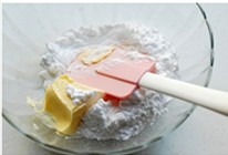 姜味磅蛋糕 ,将软化好的黄油和糖粉用刮刀拌匀。（黄油的最佳温度控制在20度效果最佳）
