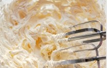 姜味磅蛋糕 ,用电动打蛋器高速打发5分钟，黄油呈现出发白膨帐的奶油状。