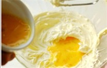 姜味磅蛋糕 ,室温下的蛋液分4次倒入盆中，每次都高速打发2分钟左右。