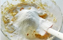 姜味磅蛋糕 ,将低粉过筛入黄油中。