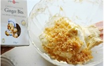姜味磅蛋糕 ,将面粉翻拌入黄油中，大约翻拌80下后，面糊是有光泽的。倒入姜糖粒翻拌均匀。