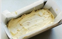 姜味磅蛋糕 ,用刮刀将蛋糕糊入倒入提前垫好油纸的模具中。