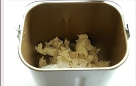 北海道中种吐司 ,将牛奶加热至35度，加入酵母混合。（不要超过40度，否则会把酵母杀死）