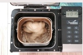 北海道中种吐司 ,将中种面团中的材料用电子秤称量好后，放入面包机的面包桶中，启动和面功能揉面15分钟。
