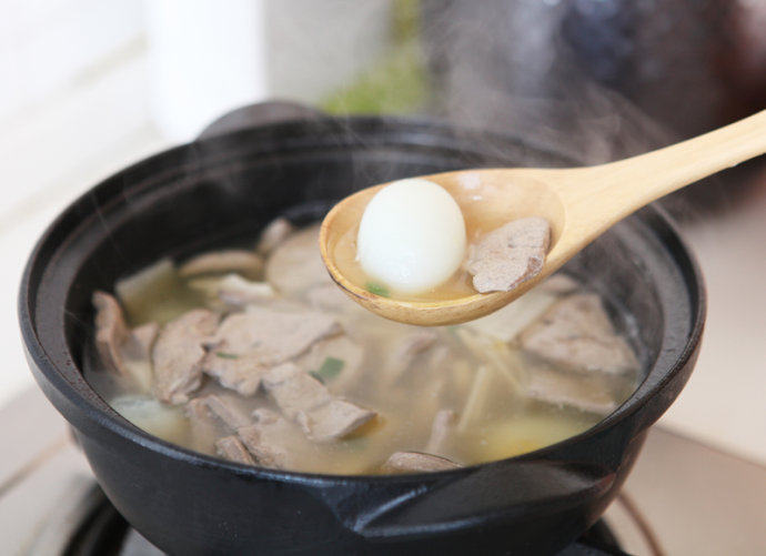 鸽蛋猪肝冬笋汤,调入盐，搅拌均匀入味即可出锅。