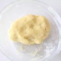 蜂蜜炼乳夹心饼干,最后加粉有点硬的时候可以直接用手抓捏揉成团。