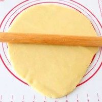 蜂蜜炼乳夹心饼干,将面团在硅胶垫上擀成厚约0.3厘米的面片。