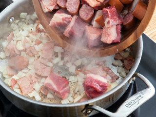 意式乡村炖肉,加入牛肉、猪肉、香肠一起翻炒