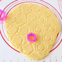 蜂蜜炼乳夹心饼干,再用小一圈的同款花型饼干模在刻出形状的面片中间刻出小花型。