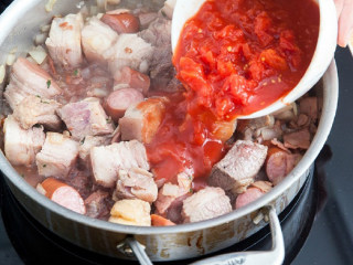 意式乡村炖肉,放入百里香、红酒、香叶、切碎番茄和盐调味