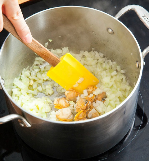 土豆蛤蜊浓汤,中火加油炒香洋葱和大蒜，入黄油和蛤蜊肉一起翻炒至洋葱软嫩
