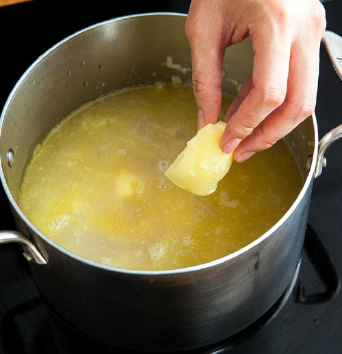 土豆蛤蜊浓汤,加入过滤好的蛤蜊汤和煮熟的土豆，煮沸后煮10分钟