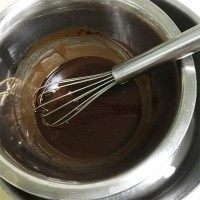 奥利奥夹心饼干,黄油和巧克力隔热水溶化搅拌均匀。