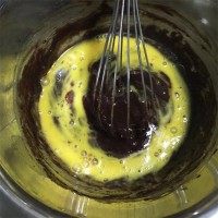 奥利奥夹心饼干,再加入鸡蛋，搅拌均匀，此时成为浓稠的巧克力蛋糊。