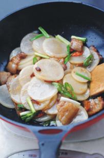 干锅萝卜,翻炒炒匀后加少许盐、鸡精调味。
