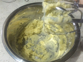 蛋黄纽扣小饼干,黄油室温软化，加入糖粉和盐稍加搅拌后，用电动打蛋器打至体积膨大、颜色变浅