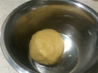 蛋黄纽扣小饼干,最后一次加入低粉时，面团略干，此时可用手将面团成团
