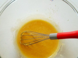 俄罗斯提拉米苏,在一个大碗里加入黄油、白糖和蜂蜜，隔水加热并搅拌到白糖完全溶解，再添加苏打粉均匀搅拌一