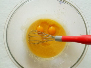 俄罗斯提拉米苏,停止加热，放入2个鸡蛋搅拌至均匀