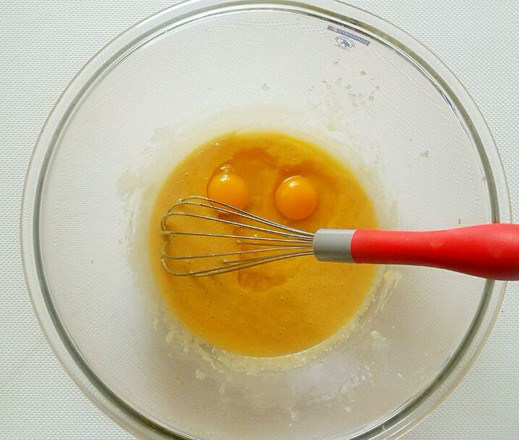 俄罗斯提拉米苏,停止加热，放入2个鸡蛋搅拌至均匀