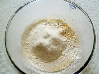 俄罗斯提拉米苏,加入面粉充分搅拌，和成一个面团