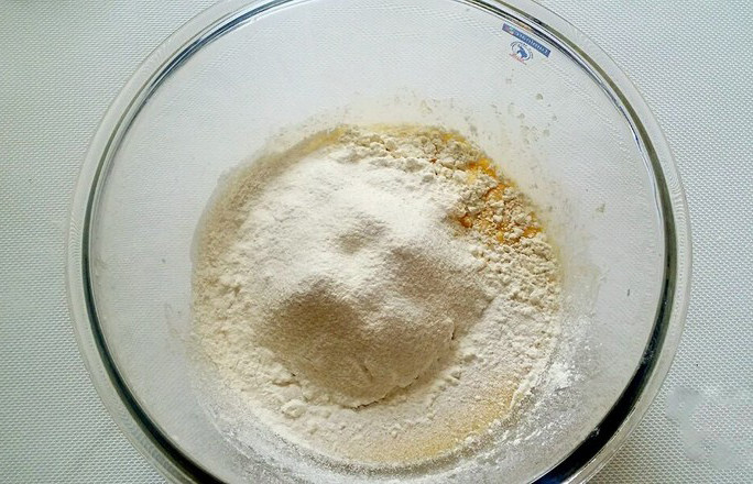俄罗斯提拉米苏,加入面粉充分搅拌，和成一个面团