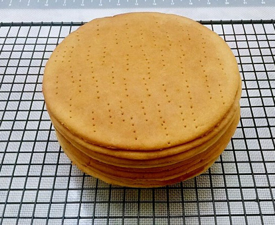俄罗斯提拉米苏,拿出烤箱后把蛋糕后的烘焙纸去掉，放置在晾网上冷却，同样做好所有的9层蛋糕