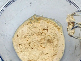 俄罗斯提拉米苏,现在来做芝士奶油霜夹馅： 常温软化的黄油混合奶油奶酪搅打顺滑，加入炼乳焦糖酱持续搅拌至蓬松柔软