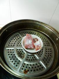 咸肉皮蛋粥,咸肉放入蒸锅蒸制20分钟。
