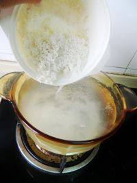 咸肉皮蛋粥,这时锅中水烧开放入大米。