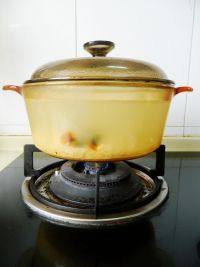 咸肉皮蛋粥,大火煮开后用小火熬煮。