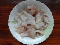 烤鱿鱼串,把鱿鱼切成宽的长条，加入适量料酒和鱼露腌制约10分钟