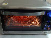 烤鱿鱼串,烤箱的功能键调至上下火烤，温度调至220度，时间调至8分钟