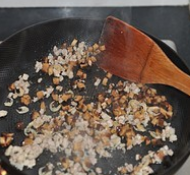 香菇肉丁油饭,倒入香菇丁和虾皮，翻炒一分钟